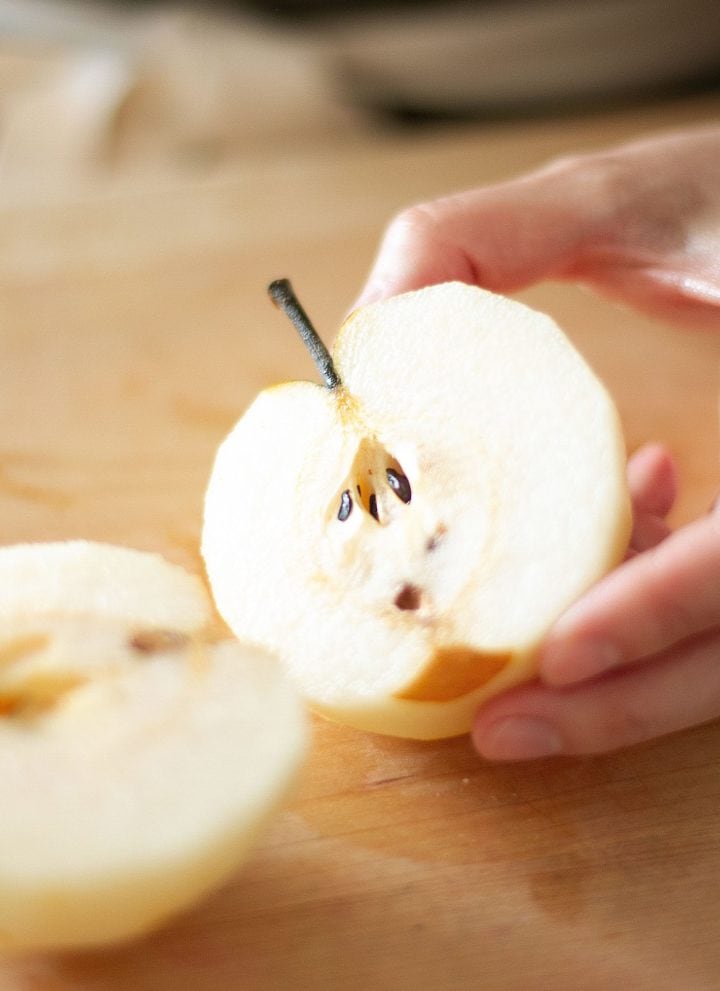 <strong>②</strong> cut pear in half