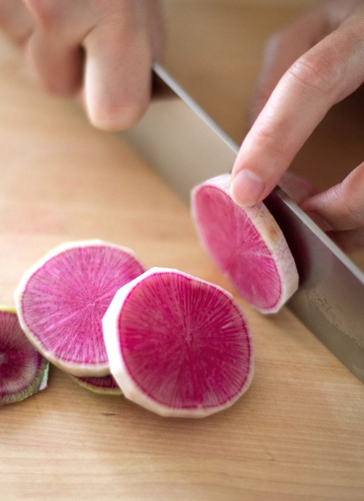 <strong>⑧</strong> slice radish into ¾" thick rounds