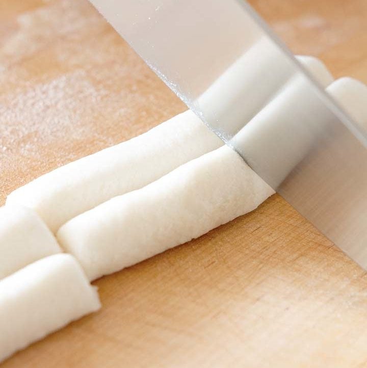 cutting sweet rice dough into small pieces