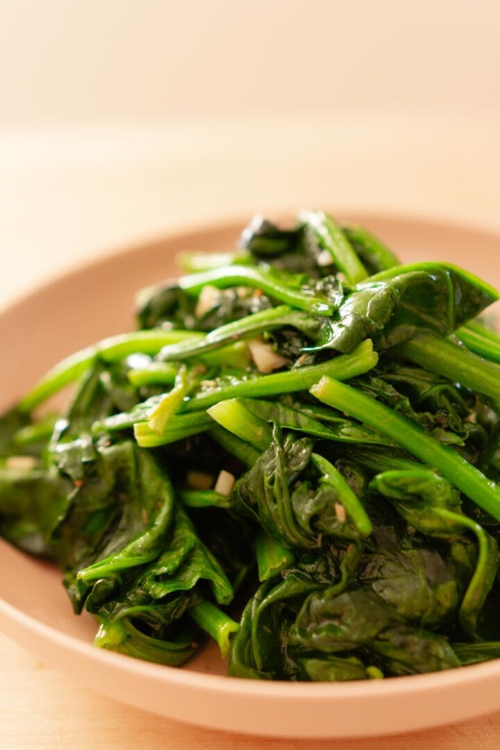 stirfry spinach with garlic (+ Taiwan spinach and a flavor booster